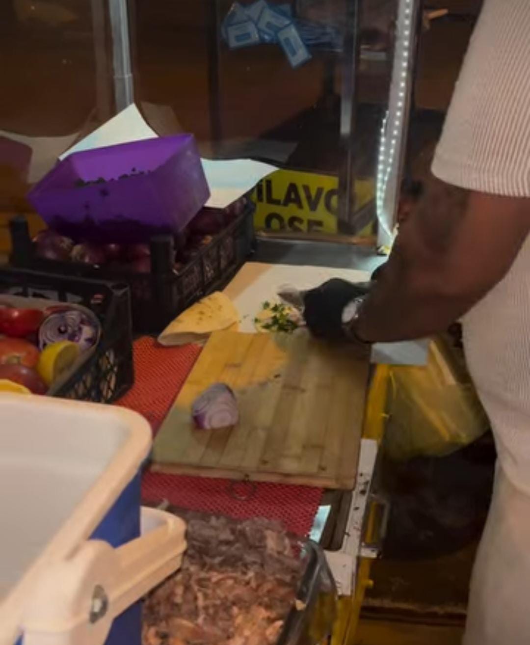 Özer Gece Söğüşçüsü